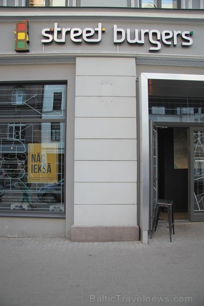 Travelnews.lv redakcija apciemoja Street Burgers un piefiksēja solījumu, ka Īsts burgers vispirms sākas ar īstu gaļu no Latvijas zemniekiem Travelnews.lv redakcija apciemoja Street Burgers un piefiksēja solījumu, ka Īsts burgers vispirms sākas ar īstu gaļu no Latvijas zemniekiem 174974