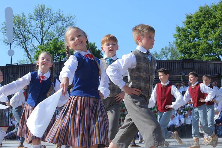 Siguldas pilsētas svētkos ikviens varēja piedalīties notikumos, kas jau izveidojušies par tradīciju, piemēram, svētku gājienā, kā arī guva pārsteigumu Siguldas pilsētas svētkos ikviens varēja piedalīties notikumos, kas jau izveidojušies par tradīciju, piemēram, svētku gājienā, kā arī guva pārsteigumu 175787