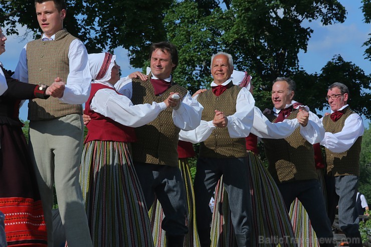 Siguldas pilsētas svētkos ikviens varēja piedalīties notikumos, kas jau izveidojušies par tradīciju, piemēram, svētku gājienā, kā arī guva pārsteigumu Siguldas pilsētas svētkos ikviens varēja piedalīties notikumos, kas jau izveidojušies par tradīciju, piemēram, svētku gājienā, kā arī guva pārsteigumu 175790