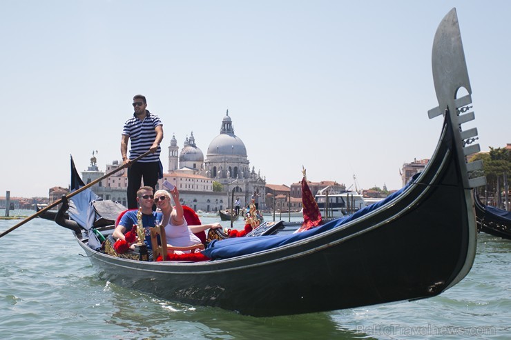Vairākus gadsimtus gondolas bija galvenais transporta līdzeklis Venēcijā, arī mūsdienās tās tiek izmantotas Venēcijas kanālos, tomēr tagad ar gondolām Vairākus gadsimtus gondolas bija galvenais transporta līdzeklis Venēcijā, arī mūsdienās tās tiek izmantotas Venēcijas kanālos, tomēr tagad ar gondolām 176706