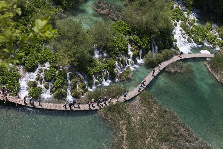 Travelnews.lv sadarbībā ar tūroperatoru Novatours apskata Plitvices ezerus, kas ir pirmais un lielākais Horvātijas nacionālais parks Travelnews.lv sadarbībā ar tūroperatoru Novatours apskata Plitvices ezerus, kas ir pirmais un lielākais Horvātijas nacionālais parks 176870