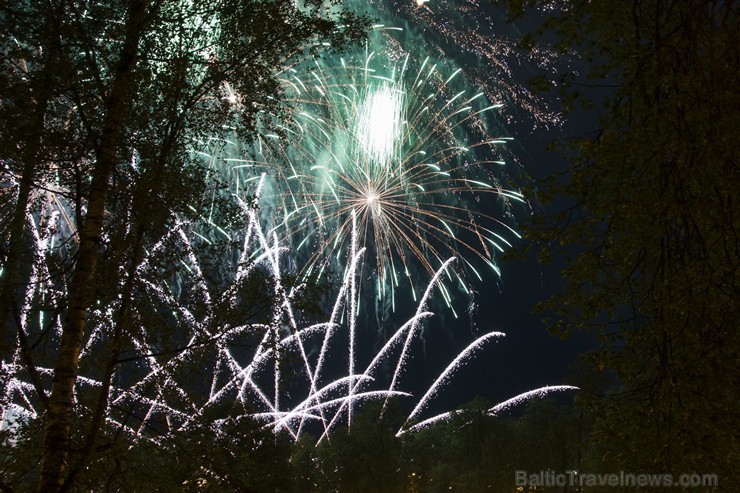 Svinīgais jubilejas salūts tika veidots kā unikāla gaismas izrāde komponista Riharda Zaļupes Cēsīm veltītās oriģinālmūzikas pavadībā 179974