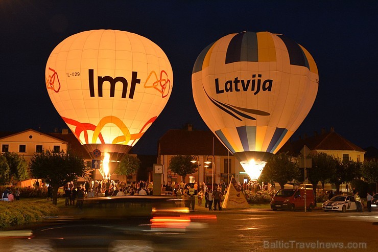 Skatītājiem festivālā bija iespēja priecāties par teju divdesmit balonu lidojumu, no kurām septiņas gaisa balonu ekipāžas bija no Lietuvas Skatītājiem festivālā bija iespēja priecāties par teju divdesmit balonu lidojumu, no kurām septiņas gaisa balonu ekipāžas bija no Lietuvas 180326