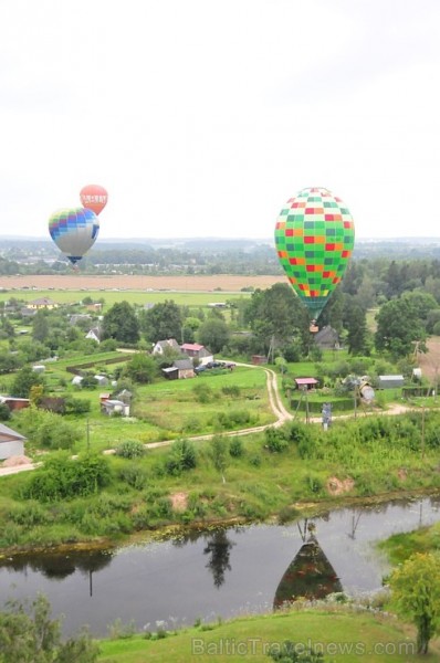 Skatītājiem festivālā bija iespēja priecāties par teju divdesmit balonu lidojumu, no kurām septiņas gaisa balonu ekipāžas bija no Lietuvas Skatītājiem festivālā bija iespēja priecāties par teju divdesmit balonu lidojumu, no kurām septiņas gaisa balonu ekipāžas bija no Lietuvas 180345