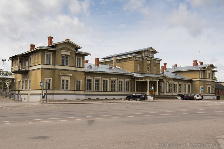 Stacijas galvenā ēka sastāv no trijām daļām, tai ir standarta fasāde un uz abām pusēm slīps jumts. Tai blakus atradās noliktavas, peroni, depo, ūdens Stacijas galvenā ēka sastāv no trijām daļām, tai ir standarta fasāde un uz abām pusēm slīps jumts. Tai blakus atradās noliktavas, peroni, depo, ūdens 180759