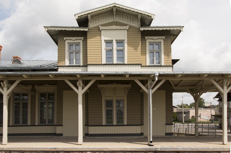 Tartu dzelzceļa stacija tika uzcelta 1876.gadā ārpus pilsētas robežām, uz to veda kokiem norobežotā Maarjamõisa iela Tartu dzelzceļa stacija tika uzcelta 1876.gadā ārpus pilsētas robežām, uz to veda kokiem norobežotā Maarjamõisa iela 180770