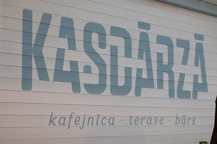 Kafejnīcā-terasē-bārā 