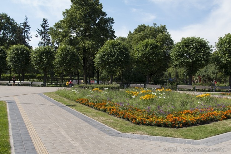Ziedoņdārzs ir izveidots pēc Z. Zeidaka projekta, kas devis arī parkam nosaukumu. Sākotnēji parkā bija arī estrāde, kas veidota kā gliemežnīca. Tā nod Ziedoņdārzs ir izveidots pēc Z. Zeidaka projekta, kas devis arī parkam nosaukumu. Sākotnēji parkā bija arī estrāde, kas veidota kā gliemežnīca. Tā nod 181450