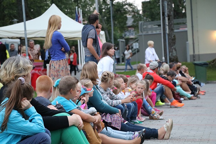 Ar skanīgām dziesmām, lustīgām dejām, prasmīgiem amatniekiem, sportiskām aktivitātēm un svētku salūtu augusta sākumā svinēja svētkus Alūksnē 181502