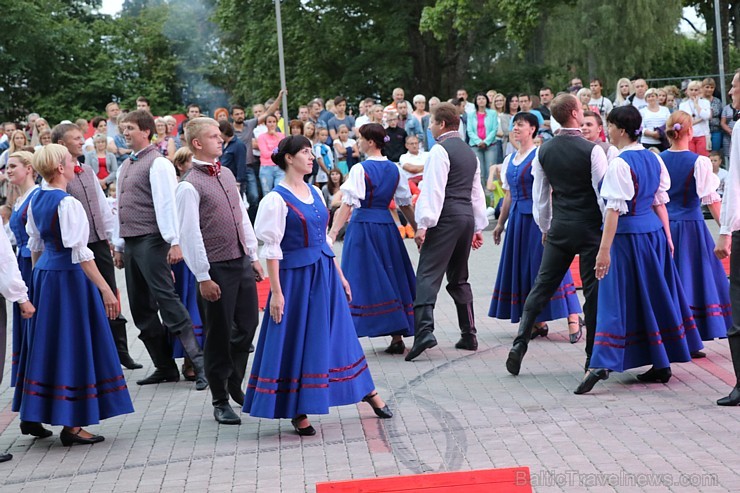 Ar skanīgām dziesmām, lustīgām dejām, prasmīgiem amatniekiem, sportiskām aktivitātēm un svētku salūtu augusta sākumā svinēja svētkus Alūksnē 181503