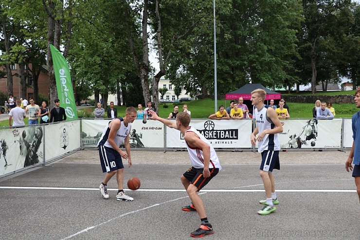 Ar skanīgām dziesmām, lustīgām dejām, prasmīgiem amatniekiem, sportiskām aktivitātēm un svētku salūtu augusta sākumā svinēja svētkus Alūksnē 181515