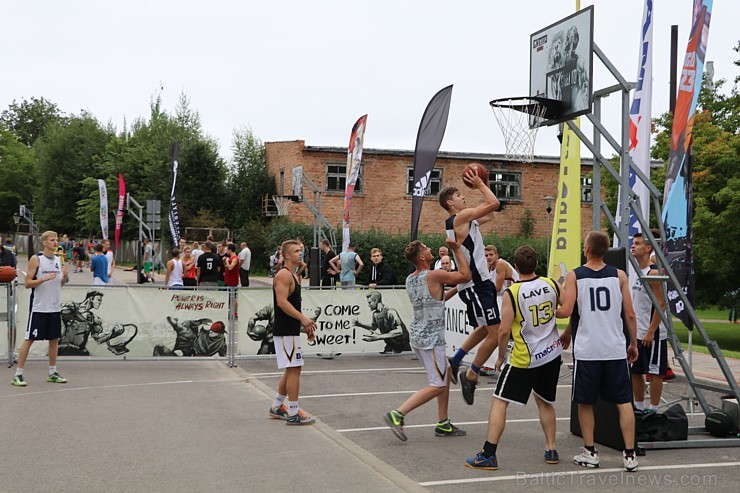 Ar skanīgām dziesmām, lustīgām dejām, prasmīgiem amatniekiem, sportiskām aktivitātēm un svētku salūtu augusta sākumā svinēja svētkus Alūksnē 181516