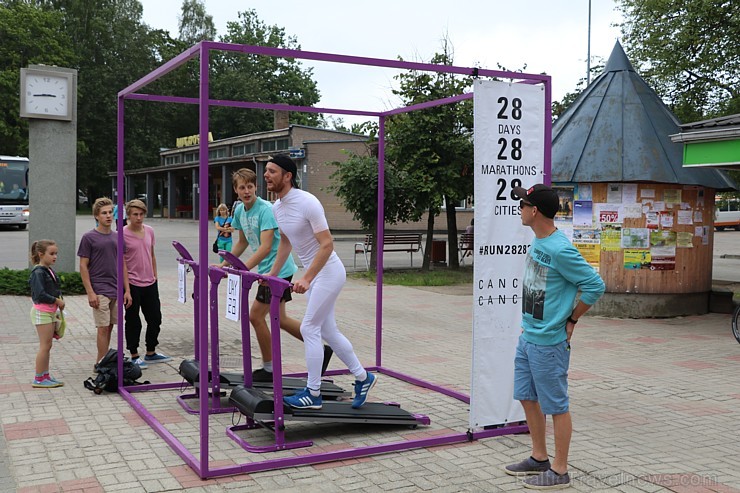 Ar skanīgām dziesmām, lustīgām dejām, prasmīgiem amatniekiem, sportiskām aktivitātēm un svētku salūtu augusta sākumā svinēja svētkus Alūksnē 181518