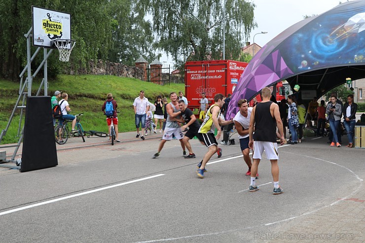 Ar skanīgām dziesmām, lustīgām dejām, prasmīgiem amatniekiem, sportiskām aktivitātēm un svētku salūtu augusta sākumā svinēja svētkus Alūksnē 181521