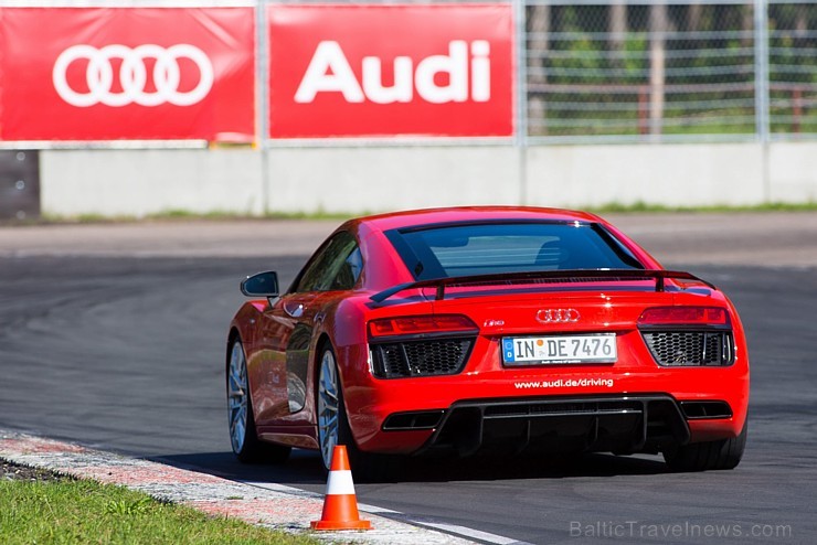 Travelnews.lv redakcija Biķernieku trasē 15.08.2016 izmēģina jaudīgos Audi R8 un RS sērijas automobiļus. Foto: Audi Sport 181859