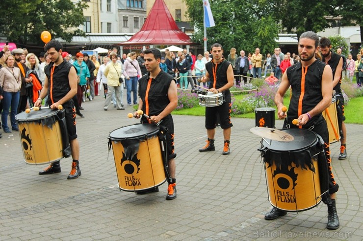 Grupa „Fills de la Flama” ir no Barselonas piepilsētas „Hospitaletas de Lobregatas” Spānijā, un tās darbības pamatā ir perkusiju un uguns māksla Grupa „Fills de la Flama” ir no Barselonas piepilsētas „Hospitaletas de Lobregatas” Spānijā, un tās darbības pamatā ir perkusiju un uguns māksla 182009