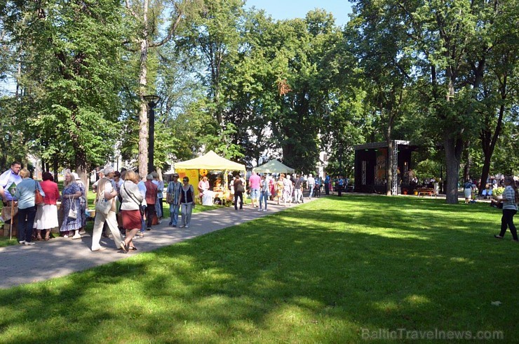 Ar medus, biškopības produktu un ķiploku tirdziņu, degustācijām, prezentācijām un konkursiem norisinājies pirmie Medus un ķiploku svētki Daugavpilī Ar medus, biškopības produktu un ķiploku tirdziņu, degustācijām, prezentācijām un konkursiem norisinājies pirmie Medus un ķiploku svētki Daugavpilī 182571