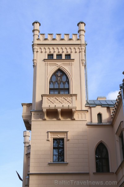 Alūksnes Jaunā pils  ir angļu neogotikas stila pils Alūksnē 184075