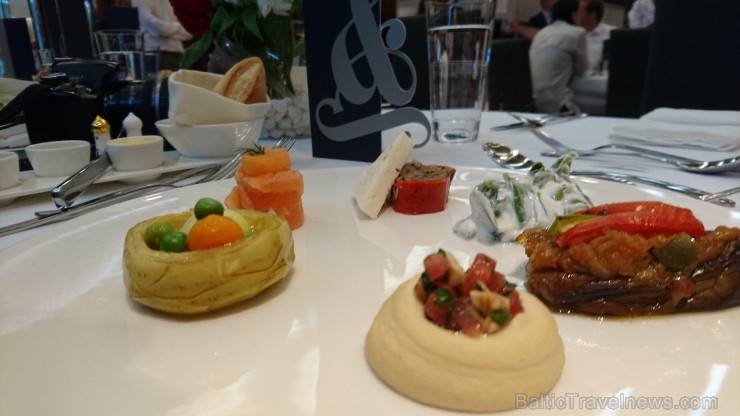 Turku mezze izlase: artišoks olīveļļā, kūpināts lasis, pildīts sarkanais pipars, portulaka jogurtā, pildīti baklažāni olīveļļā, humus Turku mezze izlase: artišoks olīveļļā, kūpināts lasis, pildīts sarkanais pipars, portulaka jogurtā, pildīti baklažāni olīveļļā, humus 185307