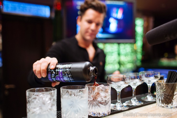 Starptautiskais bārmeņu konkurss «Riga Black Balsam Global Cocktail Challenge 2016» pulcē 19 valstis (Papildināts) Starptautiskais bārmeņu konkurss «Riga Black Balsam Global Cocktail Challenge 2016» pulcē 19 valstis (Papildināts) 188705