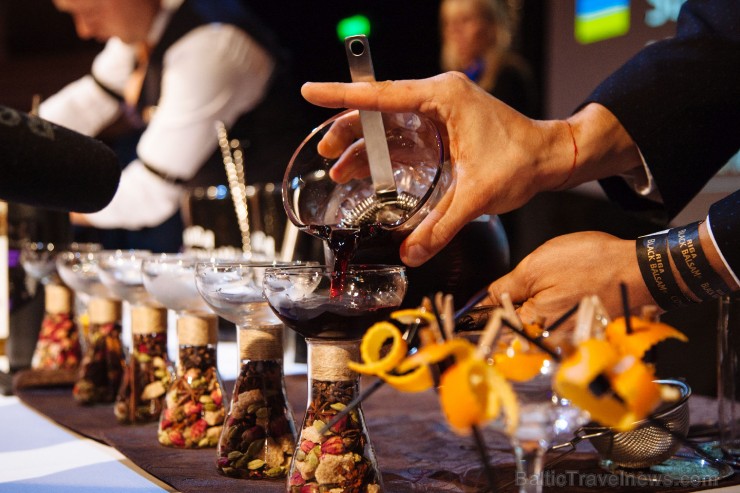 Starptautiskais bārmeņu konkurss «Riga Black Balsam Global Cocktail Challenge 2016» pulcē 19 valstis (Papildināts) Starptautiskais bārmeņu konkurss «Riga Black Balsam Global Cocktail Challenge 2016» pulcē 19 valstis (Papildināts) 188709