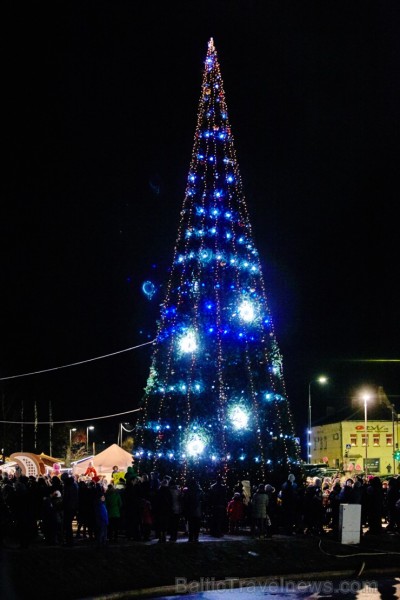 Rēzeknes Festivāla parkā skanot dziesmām ir iedegta lielā egle 189743