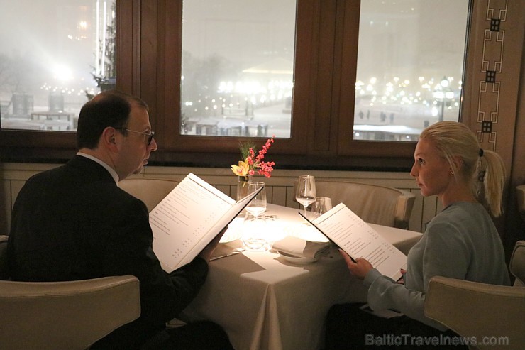 Tūrisma firmas «Baltic Travel Group» vadītājs izbauda «Four Seasons Hotel Moscow» lrestorāna un bāra piedāvājumu 190118