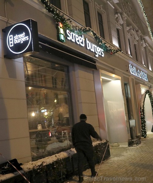Travelnews.lv redakcija apciemo burgernīcu «Street Burgers» Blaumaņa ielā, Rīga 192992