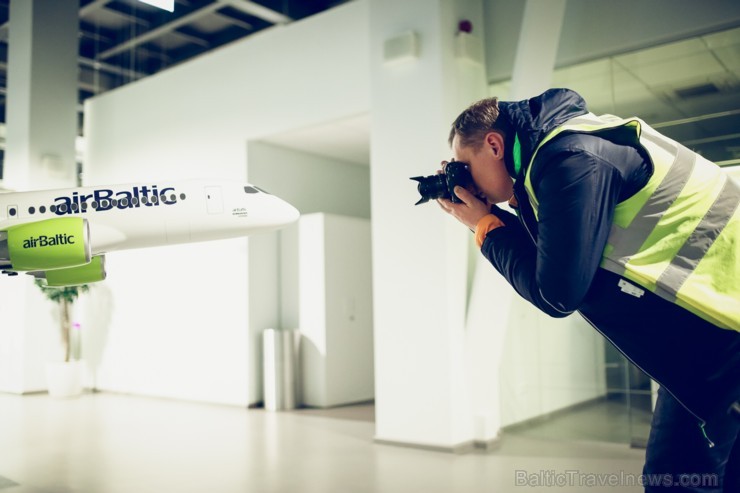 Aplūko, kā notiek Latvijas lidsabiedrības «airBaltic» Bombardier CS300 lidmašīnas nakts tehniskā apkope Aplūko, kā notiek Latvijas lidsabiedrības «airBaltic» Bombardier CS300 lidmašīnas nakts tehniskā apkope 193066