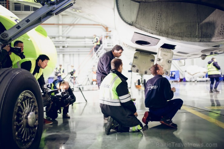 Aplūko, kā notiek Latvijas lidsabiedrības «airBaltic» Bombardier CS300 lidmašīnas nakts tehniskā apkope Aplūko, kā notiek Latvijas lidsabiedrības «airBaltic» Bombardier CS300 lidmašīnas nakts tehniskā apkope 193073