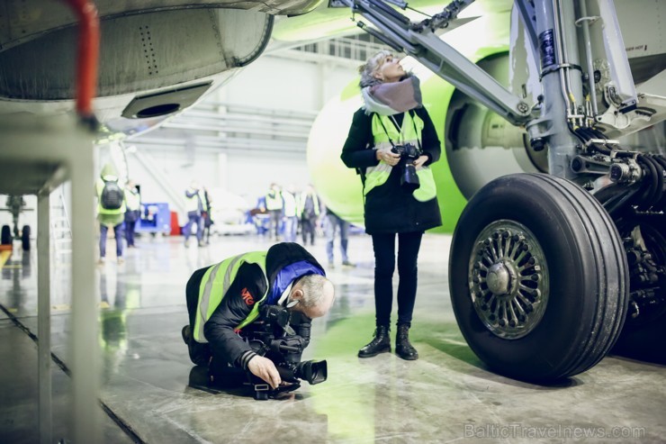 Aplūko, kā notiek Latvijas lidsabiedrības «airBaltic» Bombardier CS300 lidmašīnas nakts tehniskā apkope Aplūko, kā notiek Latvijas lidsabiedrības «airBaltic» Bombardier CS300 lidmašīnas nakts tehniskā apkope 193076