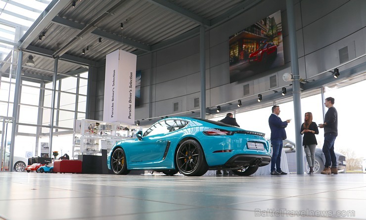 «Porsche Latvija» 28.04.2017 ar garšīgām restorāna «Entresol» uzkodām prezentē ekskluzīvus Porsche modeļus «Porsche Latvija» 28.04.2017 ar garšīgām restorāna «Entresol» uzkodām prezentē ekskluzīvus Porsche modeļus 196144