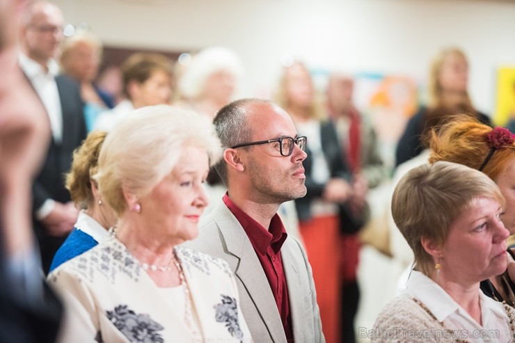 Liepājas koncertzālē «Lielais dzintars» atklāta latviešu gleznotājas Džemmas Skulmes personālizstāde «Krāsas garša» Liepājas koncertzālē «Lielais dzintars» atklāta latviešu gleznotājas Džemmas Skulmes personālizstāde «Krāsas garša» 198634