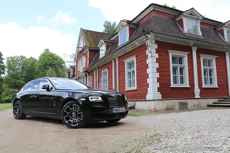 Travelnews.lv redakcija apceļo Vidzemi ar jauno «Rolls-Royce Ghost Black Badge» 200035