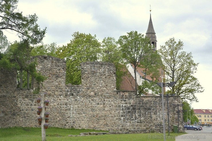Valmiera tērpjas vasaras ziedu rotās 200871