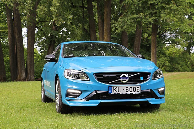 Travelnews.lv ceļo uz Jaunpili ar jauno un jaudīgo Volvo S60 Polestar 201055