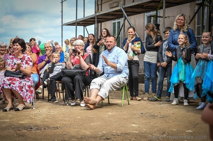 Atdzimstošajā Bārbeles skolā ar Renāru Kauperu un Valteru aizvadīts sirsnīgs labdarības koncerts «Uzcel savu skolu!» 202055