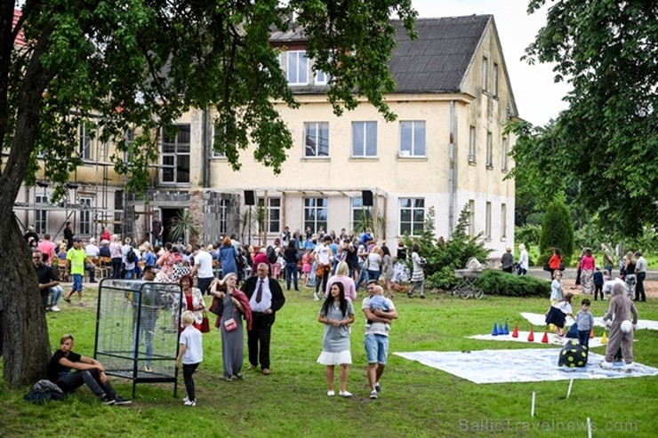 Atdzimstošajā Bārbeles skolā ar Renāru Kauperu un Valteru aizvadīts sirsnīgs labdarības koncerts «Uzcel savu skolu!» 202060
