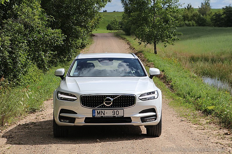 Travelnews.lv ar jauno Volvo V90 Cross Country apceļo Latgali 205429