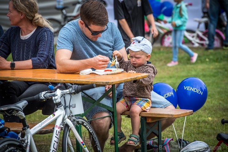 Olainē krāšņi aizvadīti jau trešie Latvijas Velo svētki 205527