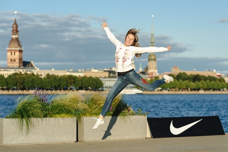 We Run Riga koptreniņā simboliski savienoti abi Daugavas krasti 205777