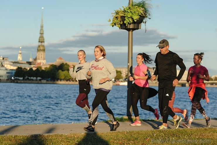 We Run Riga koptreniņā simboliski savienoti abi Daugavas krasti 205780