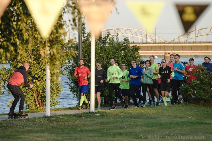 We Run Riga koptreniņā simboliski savienoti abi Daugavas krasti 205790