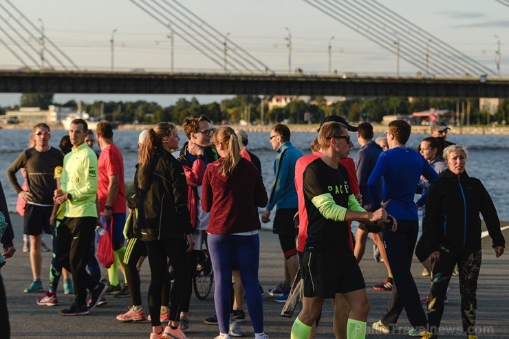 We Run Riga koptreniņā simboliski savienoti abi Daugavas krasti 205792