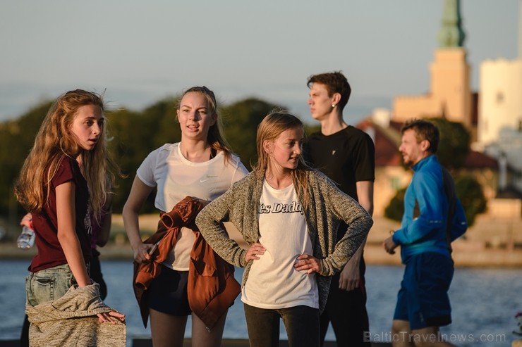 We Run Riga koptreniņā simboliski savienoti abi Daugavas krasti 205793