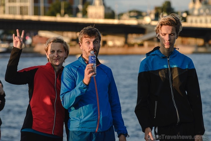 We Run Riga koptreniņā simboliski savienoti abi Daugavas krasti 205795