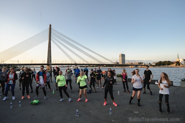 We Run Riga koptreniņā simboliski savienoti abi Daugavas krasti 205799