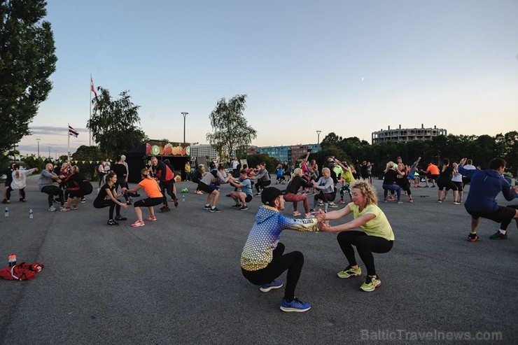 We Run Riga koptreniņā simboliski savienoti abi Daugavas krasti 205802