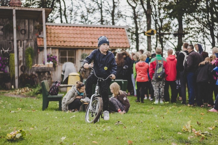 Vairāk nekā 100 riteņbraucēji piedalās dabai draudzīgajā Grobiņas #Velo#Šķiro#Ripo braucienā 207281