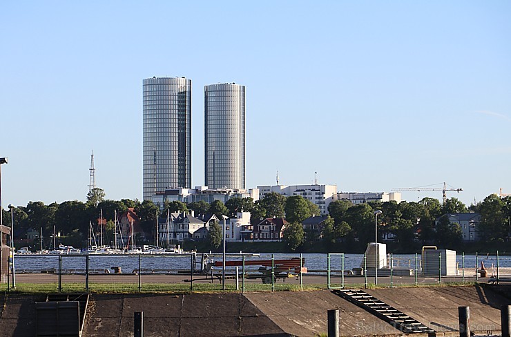 Atvasaras saule aicina rīdziniekus doties uz restorāna «Aqua Luna» terasi Andrejostā 207401